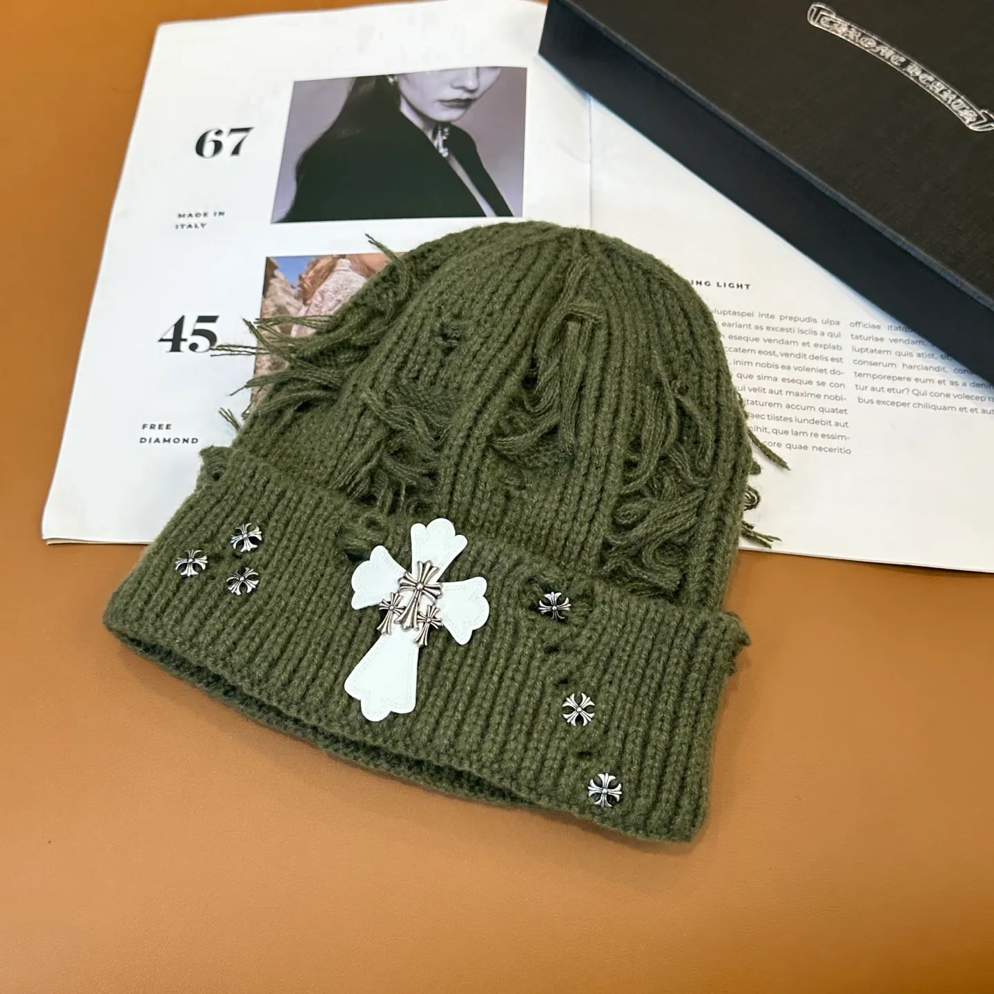 P70 🤍Chrome hearts new autumn and winter cross knitted hat🧶 One of the must-have hats in autumn and winter~ It really looks good on whoever wears it~, it is also a perfect match in black and white and gray in autumn~